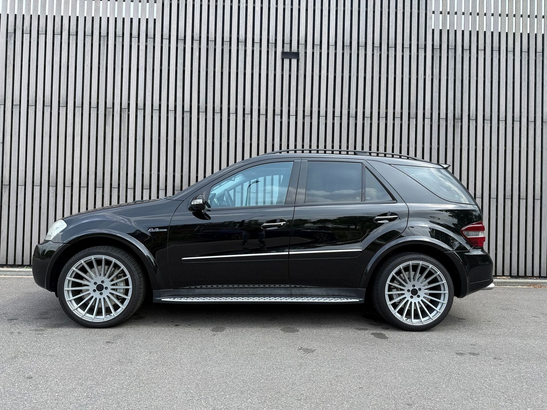 Mercedes-Benz M-klasse AMG 63 met 22 inch velgen, Gebruikt, Zwart, Leder, Bedrijf