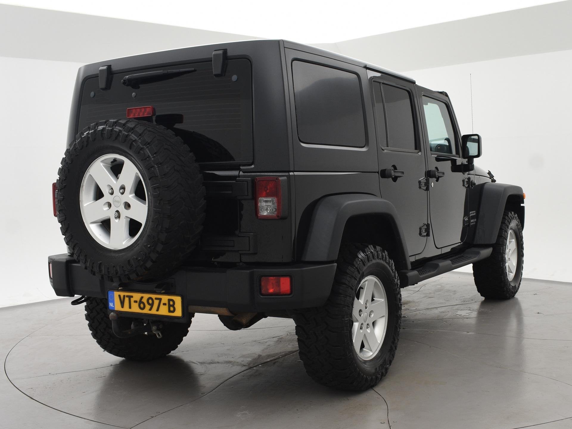 Jeep Wrangler 2.8 CRD 200 PK SPORT AUT. 4X4 GRIJS KENTEKEN *, Auto's, Jeep, Automaat, Euro 5, Stof, Zwart