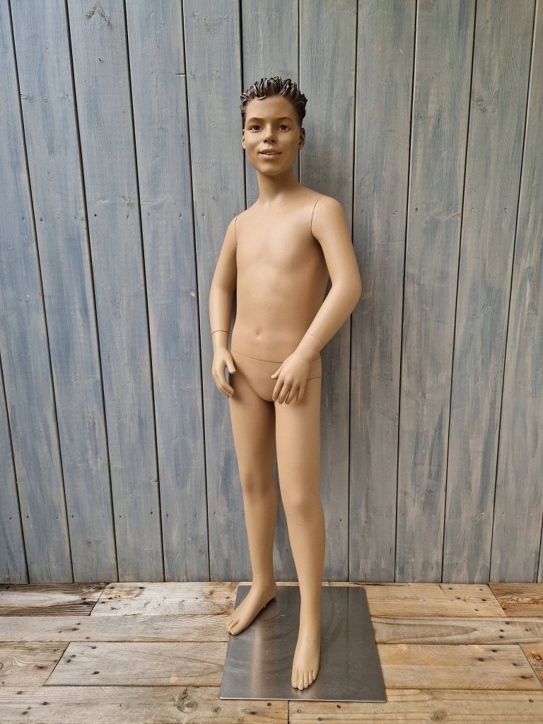 etalagepop kindje jongen 138 cm paspop, Ophalen of Verzenden, Gebruikt, Paspop