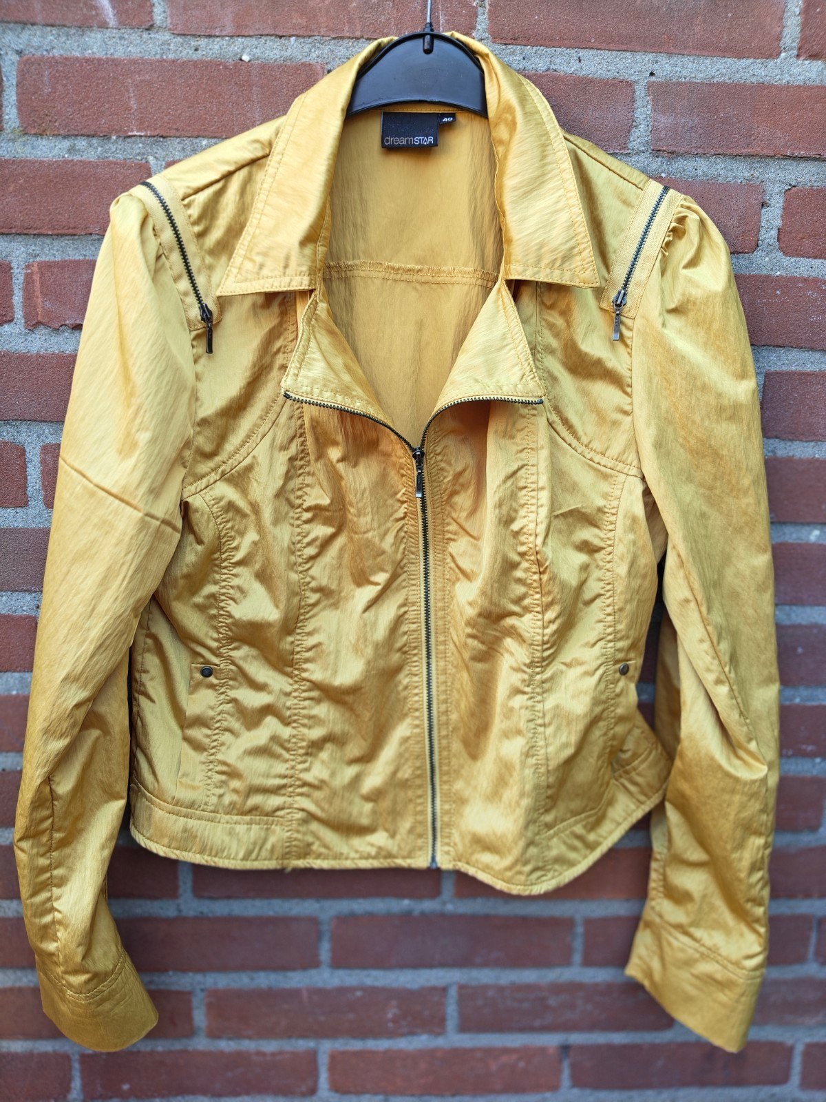 Goudgele jas met ritsdetails, Maat 38/40 (M), Dreamstar, Geel, Ophalen of Verzenden