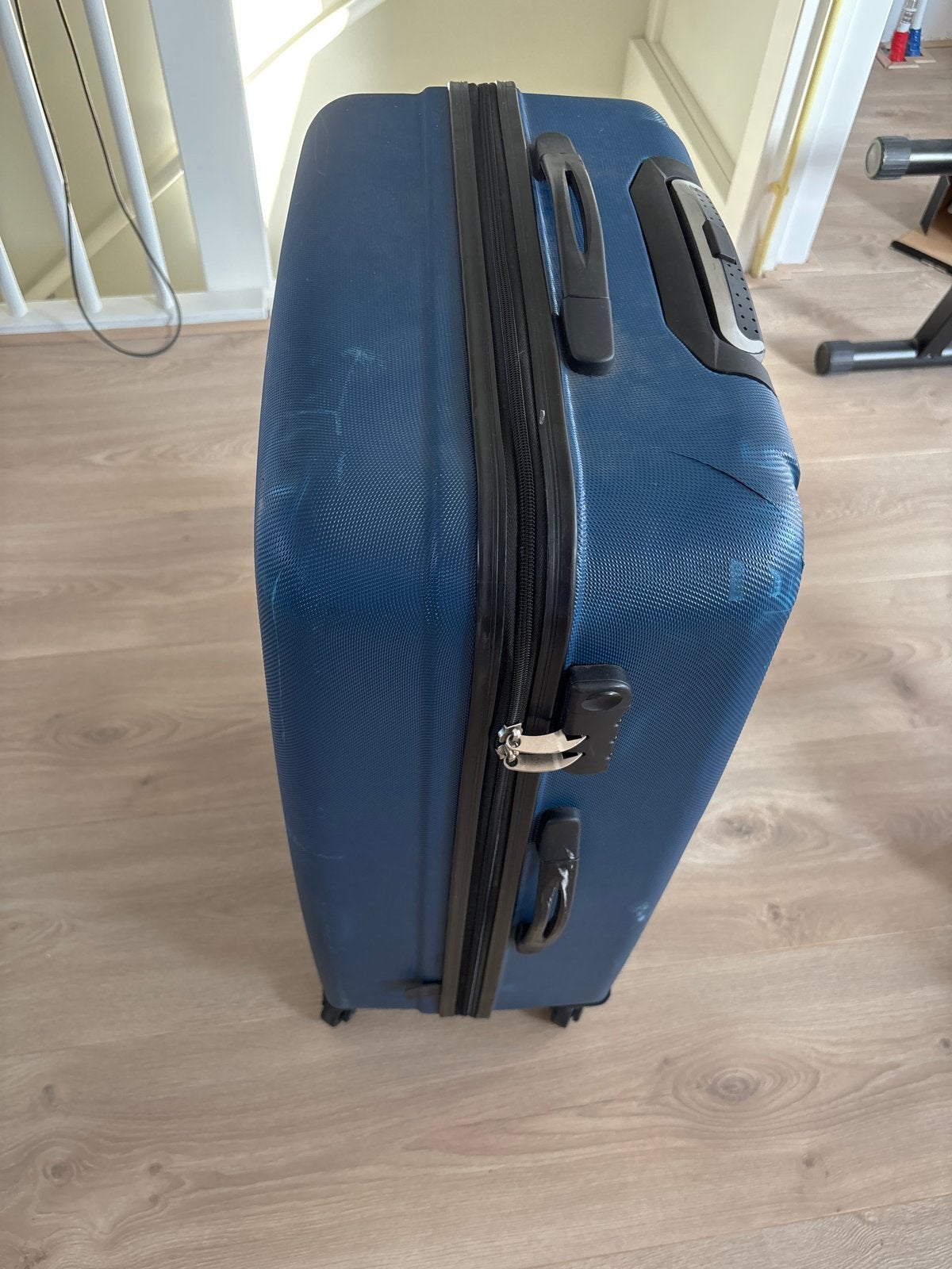 Blauwe koffer met wieltjes en slot, 67cm, Sieraden, Tassen en Uiterlijk, Koffers, Gebruikt, Hard kunststof, Slot, 35 tot 45 cm