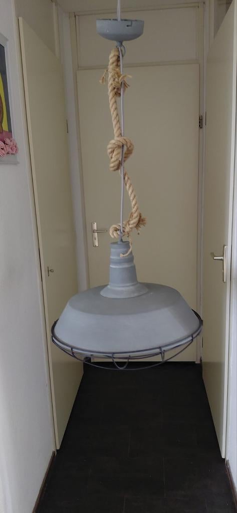 Industriële hanglamp grijs met touw, 48 cm doorsnee, Gebruikt, Overige materialen, Ophalen of Verzenden, Minder dan 50 cm
