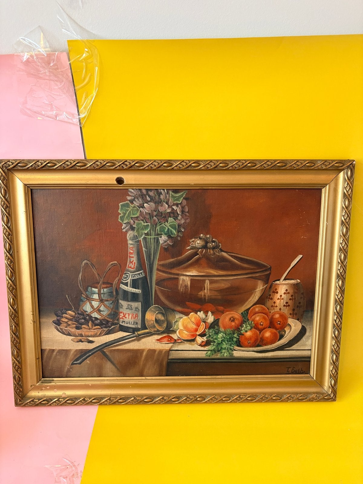 Vintage Acryl Stilleven met Fles, Bloemen, Fruit Gesigneerd, Acrylverf, Bijzondere lijst, Stilleven, Vintage