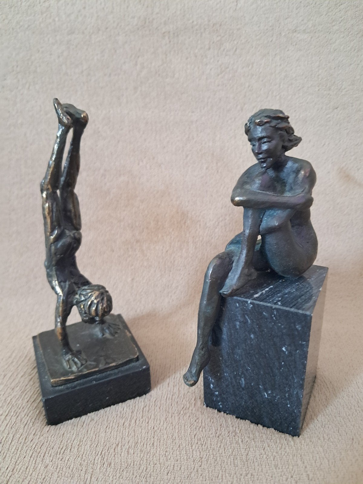 Twee bronzen beelden op natuurstenen sokkel, Ophalen of Verzenden