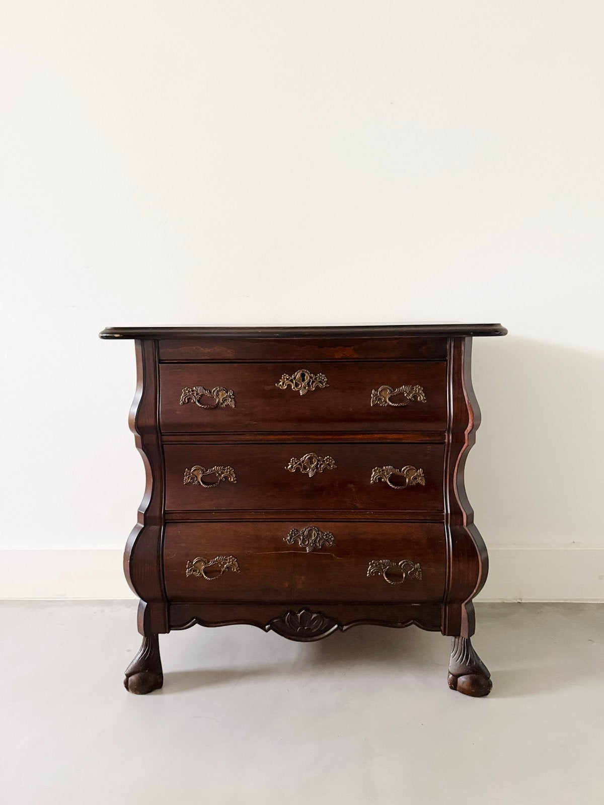 Frans vintage ladekastje met 3 lades, bruin / houtkleur IZGS, Huis en Inrichting, Kasten | Ladekasten, Gebruikt, Minder dan 100 cm