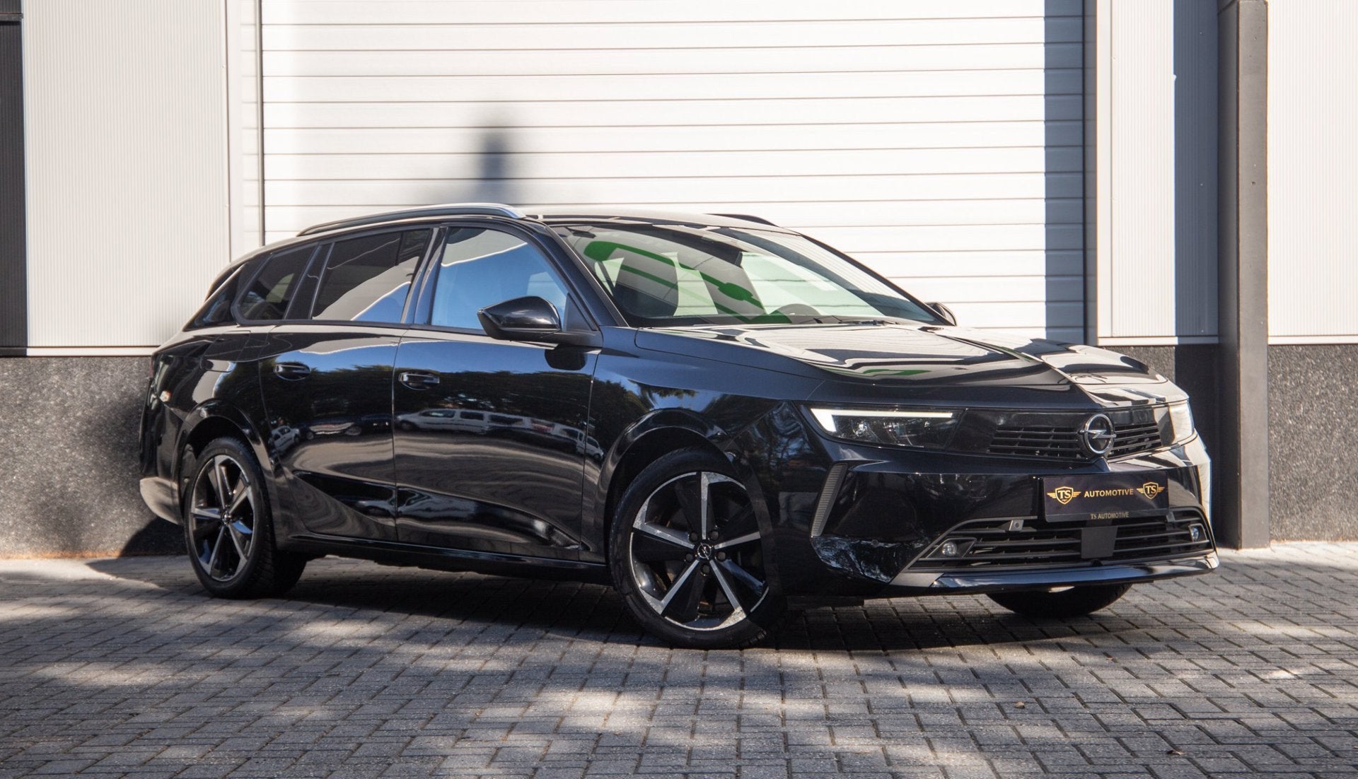 Opel Astra Sports Tourer 1.6 Hybrid Elegance, Gebruikt, Zwart, 4 cilinders, 181 pk