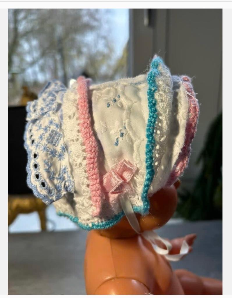 Schattig brocante mutsje met kant lint 3-kleurig, Ophalen of Verzenden, Zo goed als nieuw, X, Kleertjes