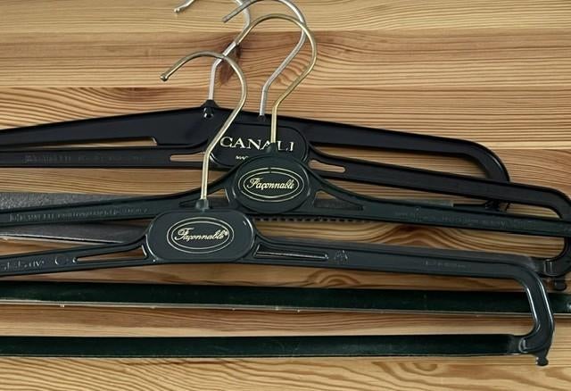 Merk kledinghangers 4x met fluweel o.a. Canali & Façonnable, Ophalen of Verzenden, Nieuw, Kunststof