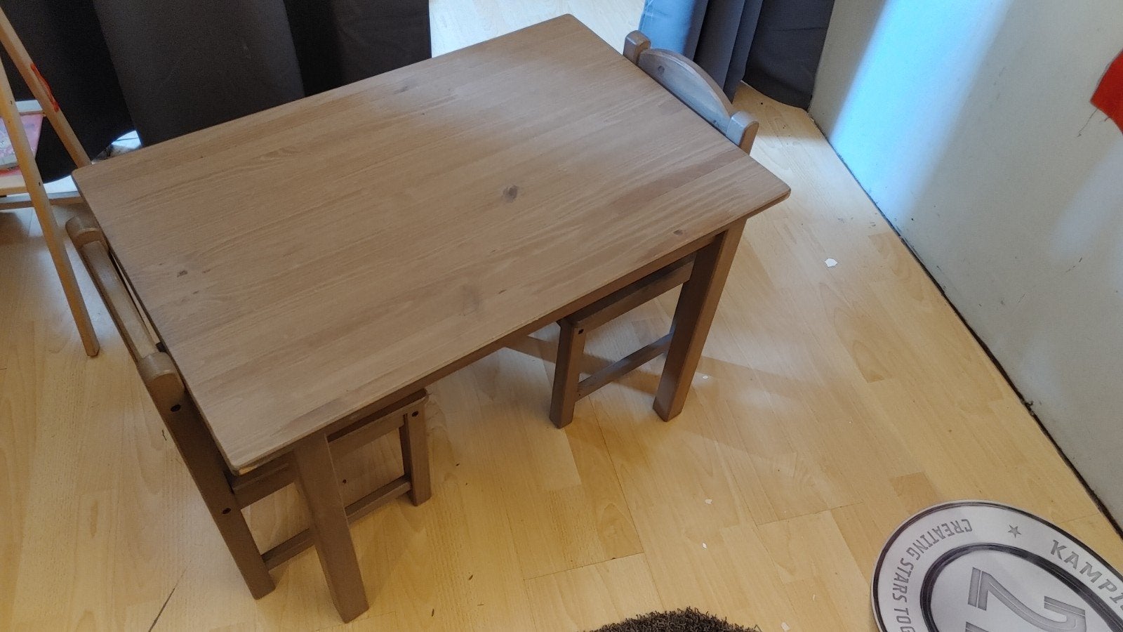 IKEA kindertafel met 2 stoeltjes, Kinderen en Baby's, Kinderkamer | Tafels en Stoelen, Ophalen, Zo goed als nieuw, Tafel(s) en Stoel(en)