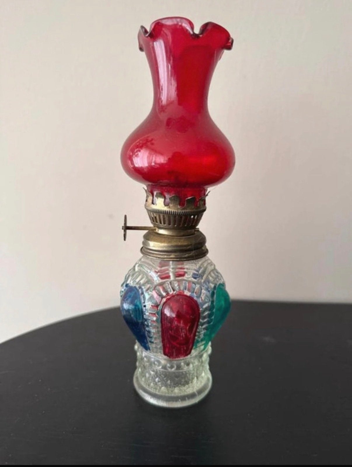 Antieke olielamp met rood glas en gekleurde accenten, Ophalen of Verzenden