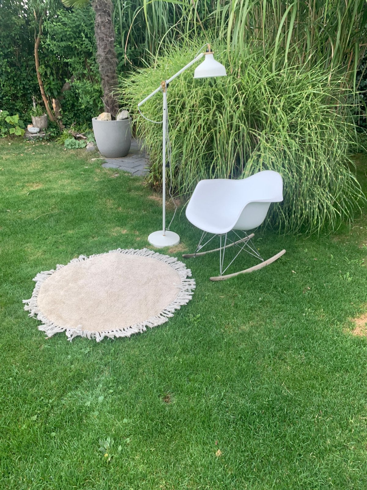Schommelstoel en vloerlamp en katoenen kleed, Ophalen, Gebruikt, 100 tot 150 cm, E27 (groot)