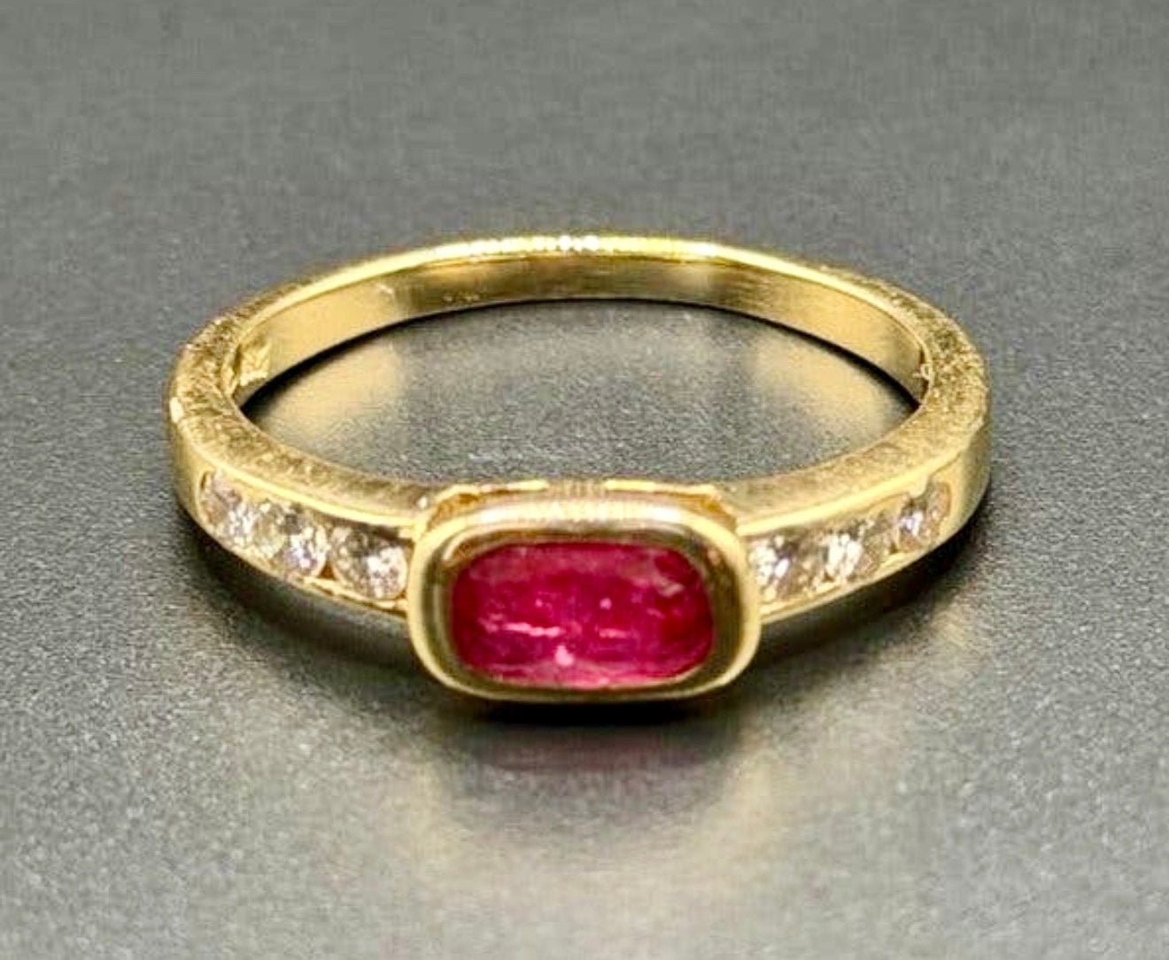 18K gouden ring met natuurlijke diamanten en robijn- 18,30mm, 18 tot 19, Ophalen of Verzenden, Dame of Heer, Met edelsteen
