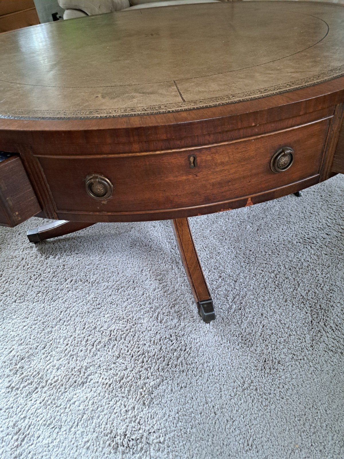 Antieke ronde salontafel met lade en lederen blad, Antiek en Kunst, Antiek | Meubels | Tafels, Ophalen