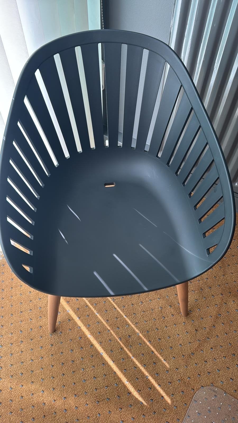 Moderne zwarte stoel met houten poten Le Sud Rodez, Ophalen, Zwart, Nieuw, Vier