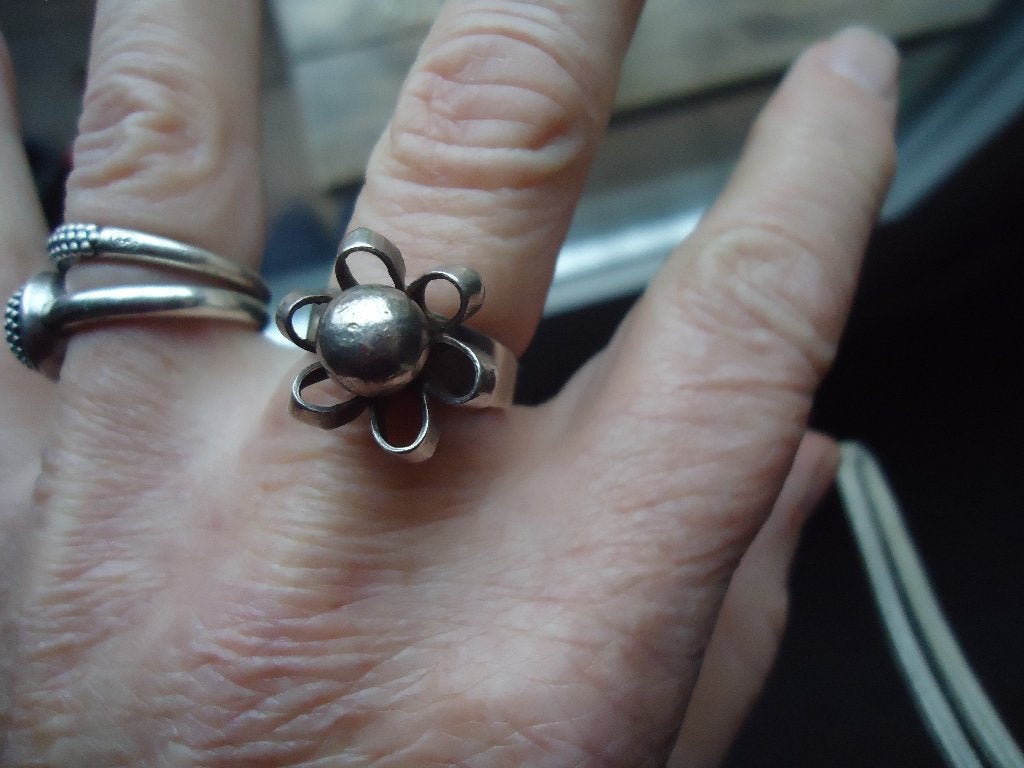 mooie echt zilveren ring open bloem jaren 70 vintage gemerkt, Gebruikt, Ophalen of Verzenden, Dame, Zilver