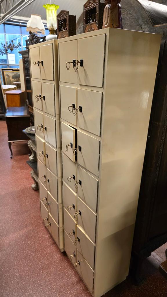 Set van 2 Vintage Houten Lockerkasten met 14 Deurtjes, Ophalen