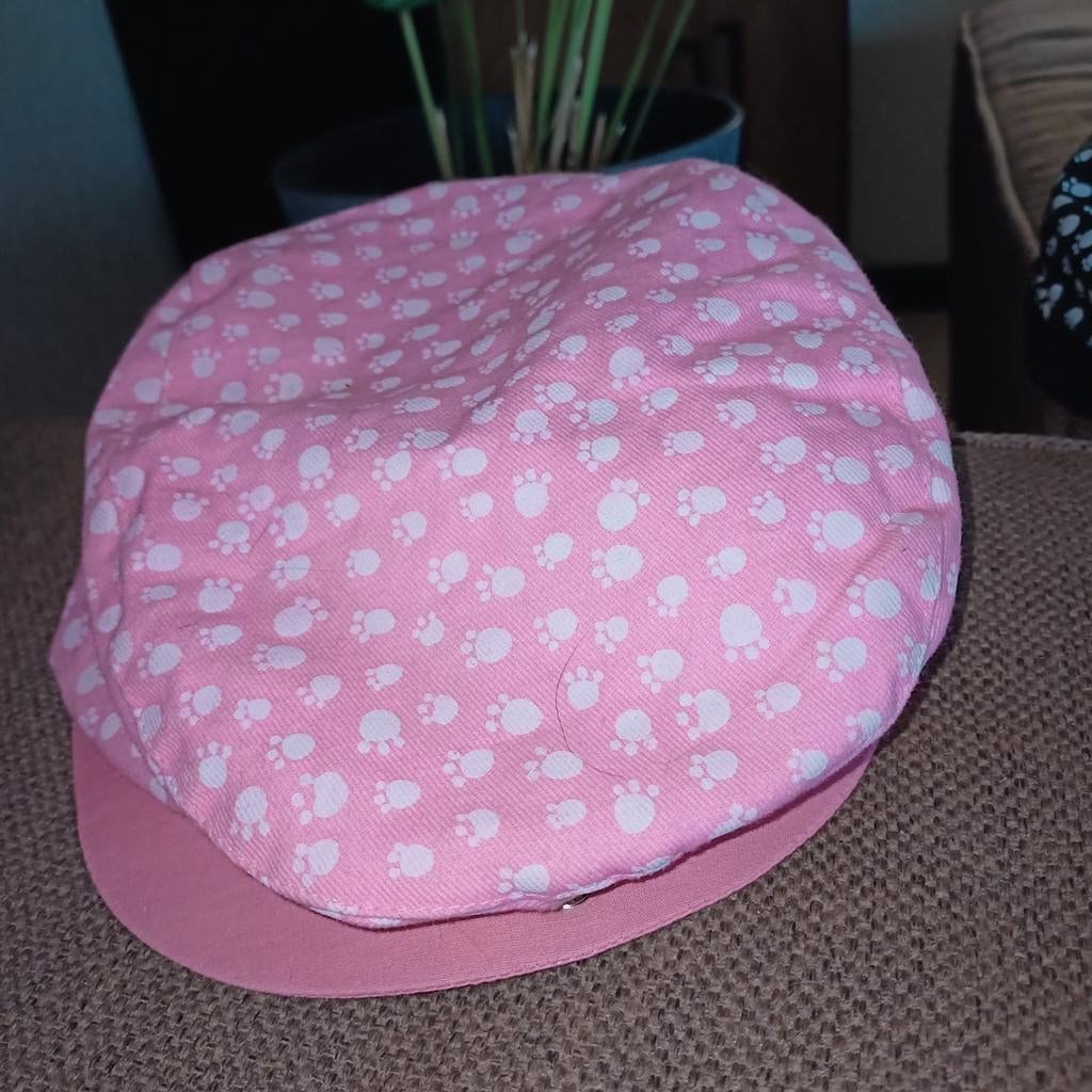 Ernst bobbie en de rest roze pet met witte pootafdrukken., Ophalen of Verzenden, Zo goed als nieuw, Jongetje of Meisje, Pet