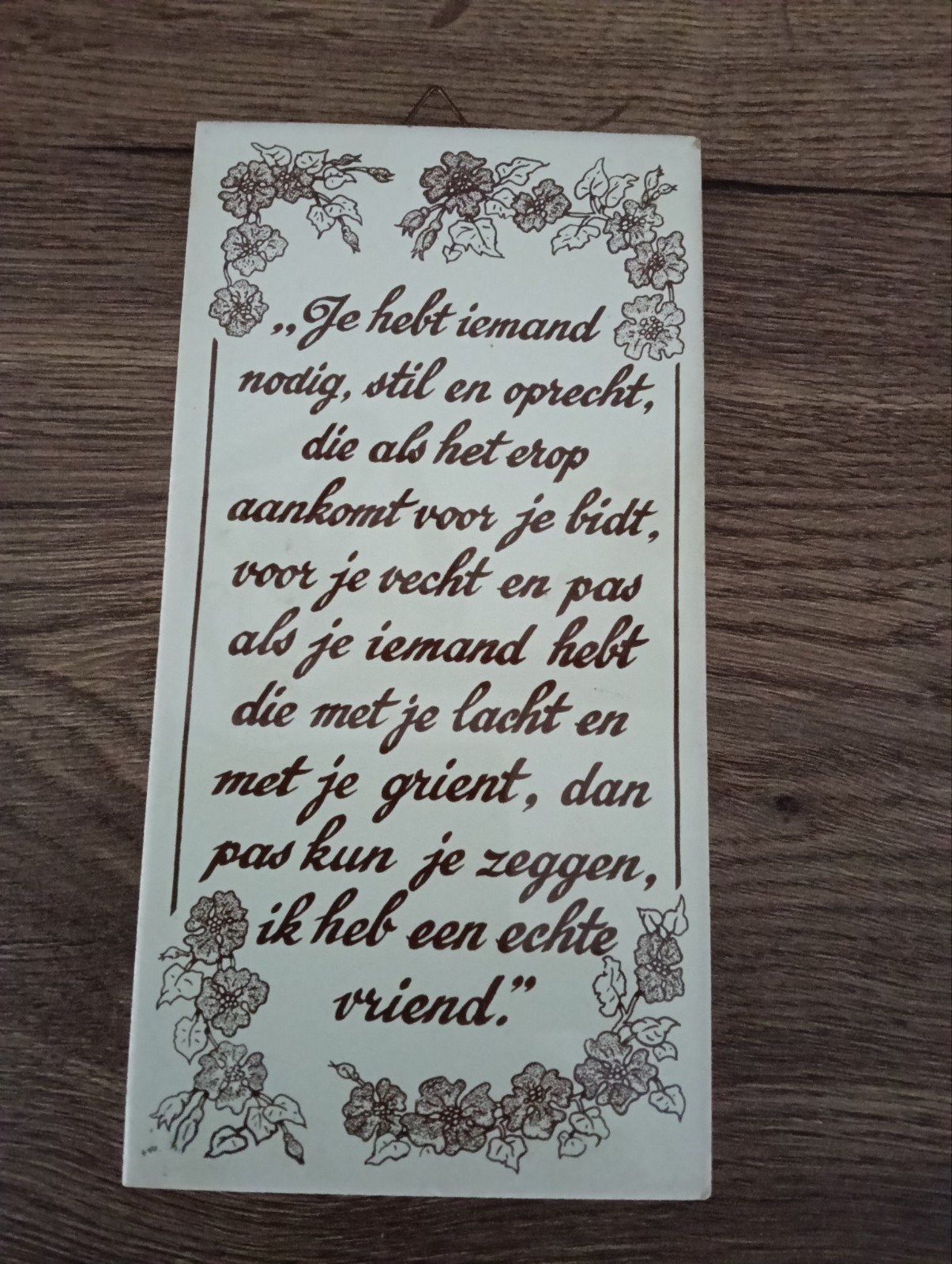 tegeltje met tekst over vriend. Toon Hermans, Huis en Inrichting, Woonaccessoires | Tekstborden en Spreuken, Tegeltje, Ophalen of Verzenden
