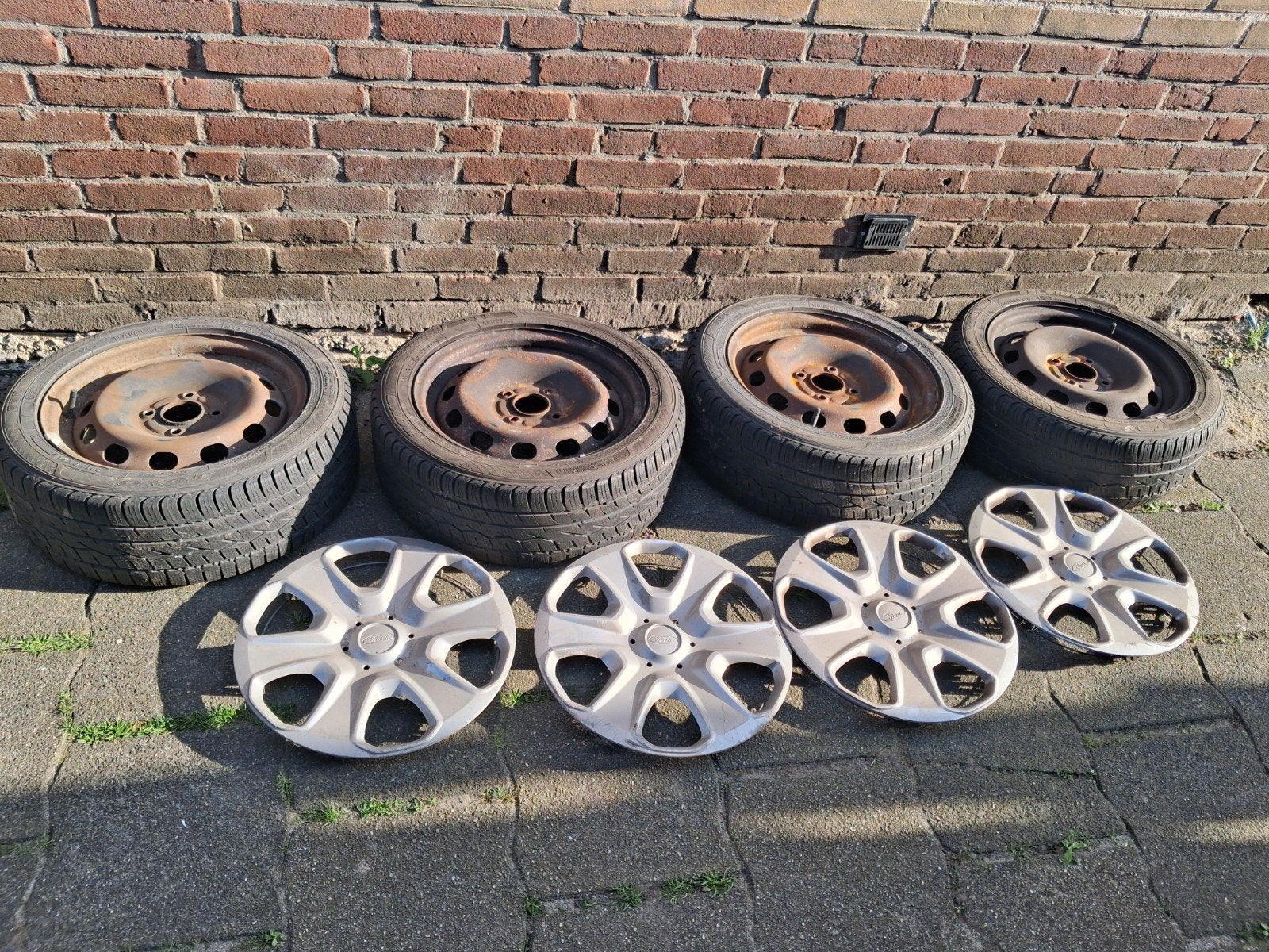 Auto banden en ford wieldoppen., Ophalen, Gebruikt