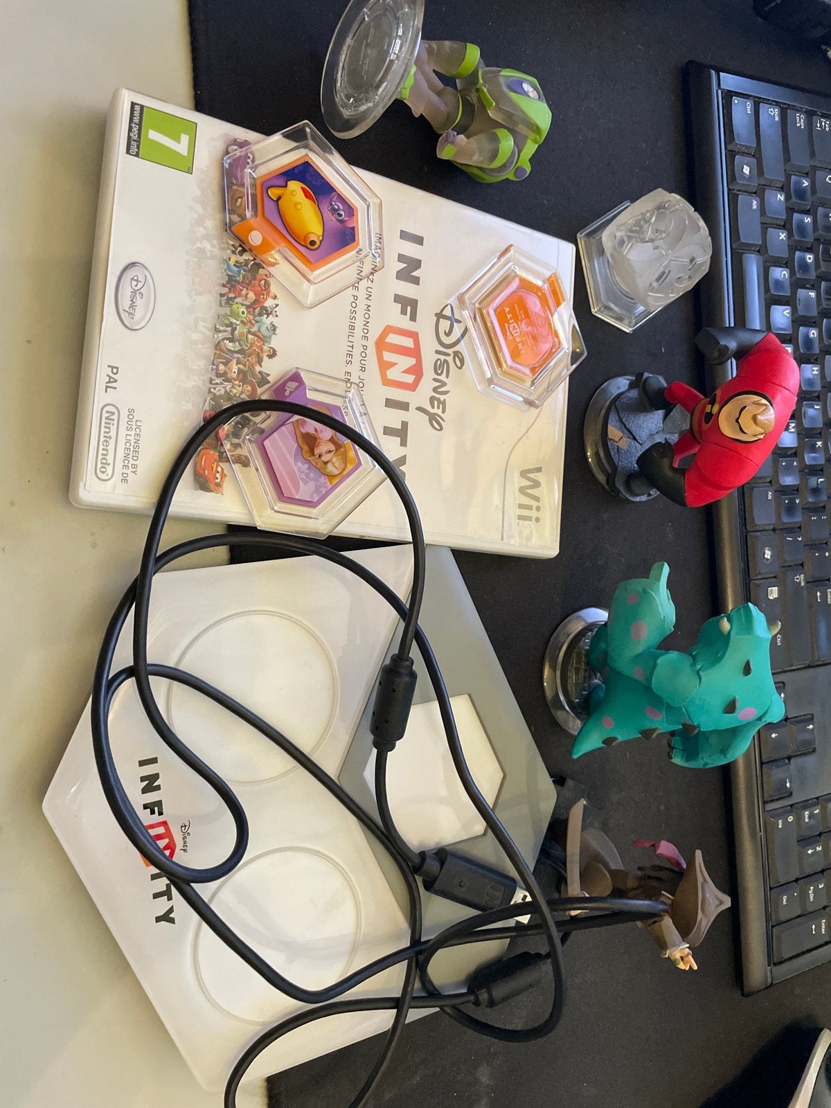 Disney Infinity Wii met figuren en portal, Spelcomputers en Games, Avontuur en Actie, Gebruikt, 2 spelers, Eén computer