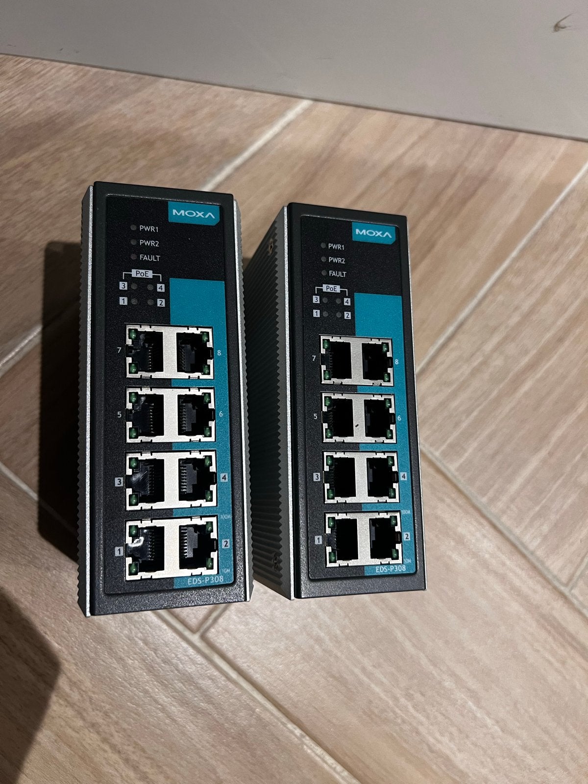 Moxa EDS-P308 Industriële Ethernet Switches (2 stuks), Verzenden, Zo goed als nieuw