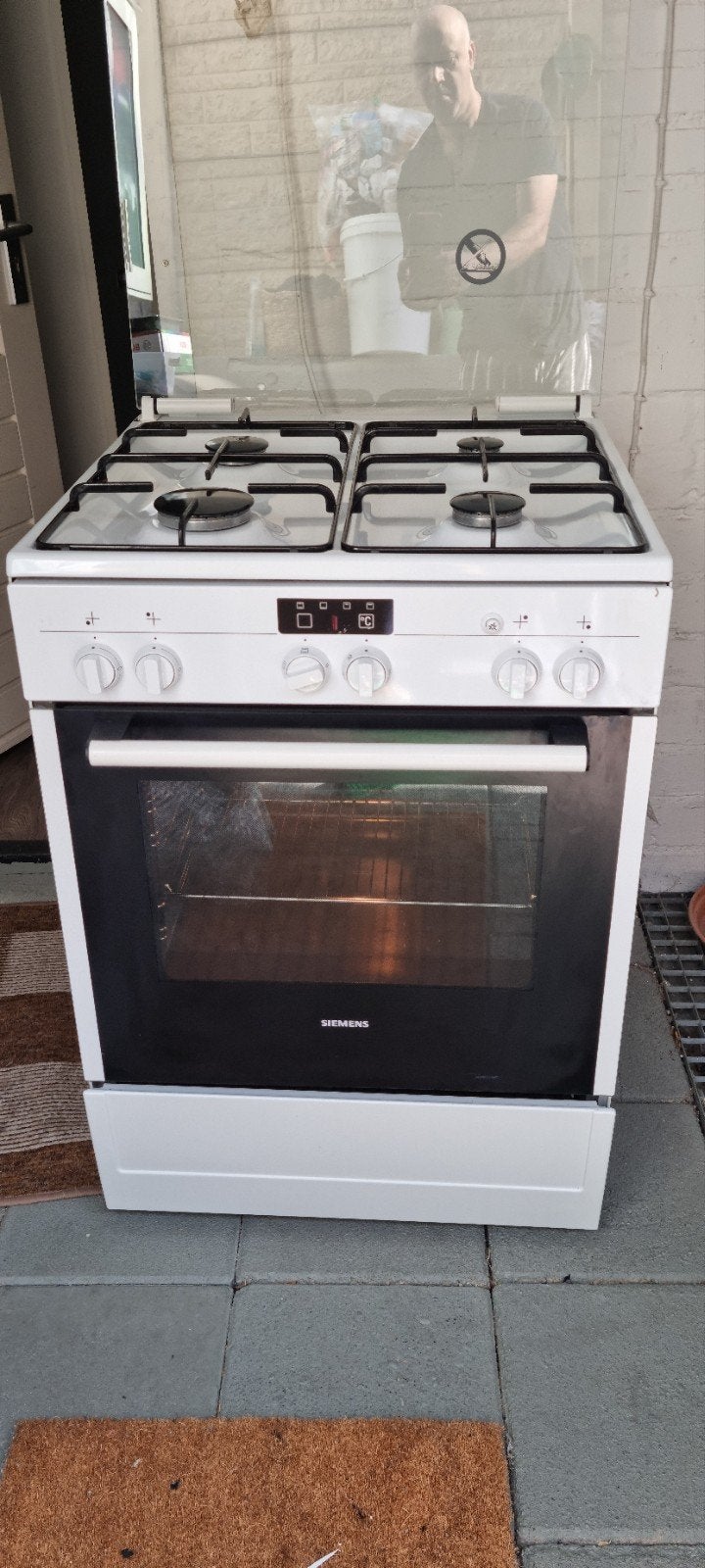 Siemens Vrijstaand Gasfornuis met Oven - Wit, Gebruikt, Gas, 85 tot 90 cm, 4 kookzones