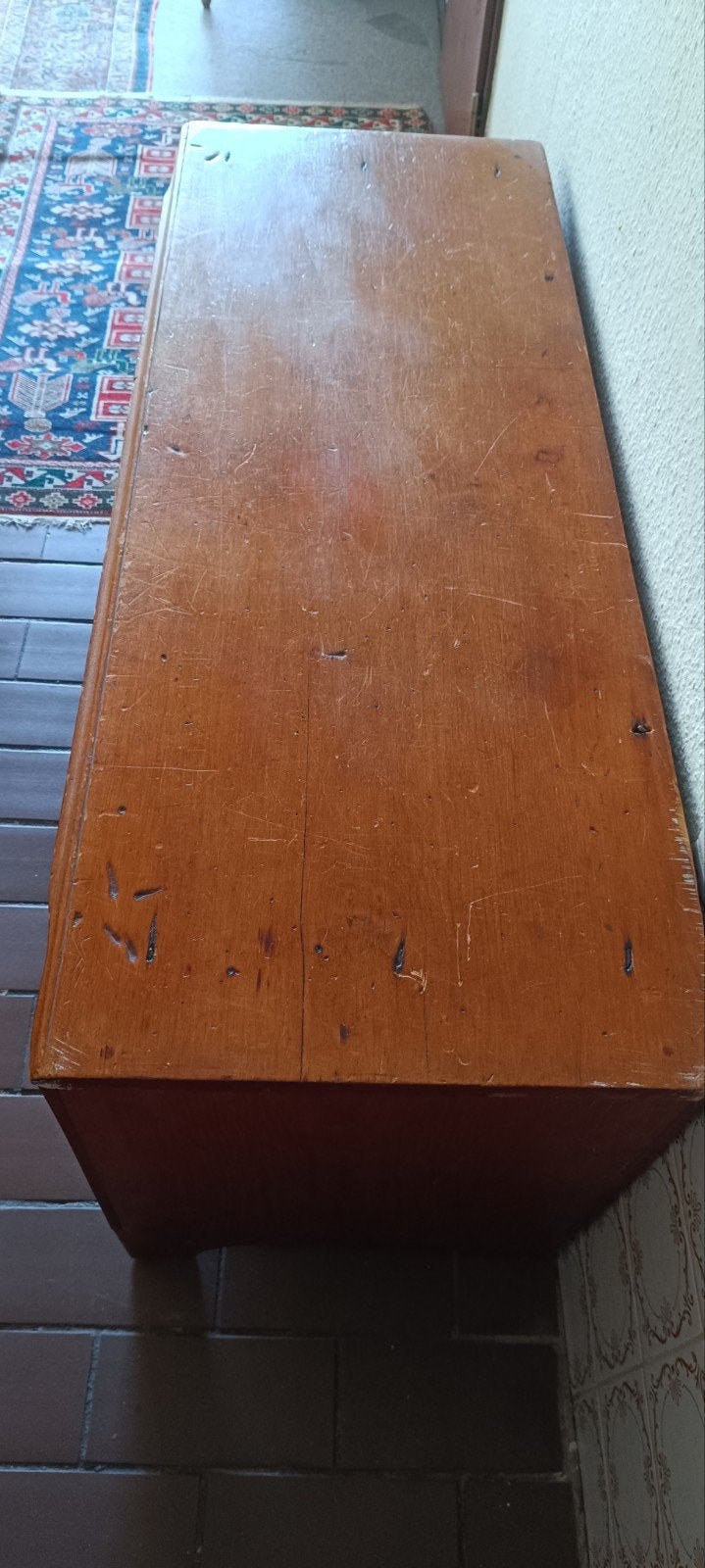 Antieke houten kist met beschadigd klep mechanisme, Ophalen
