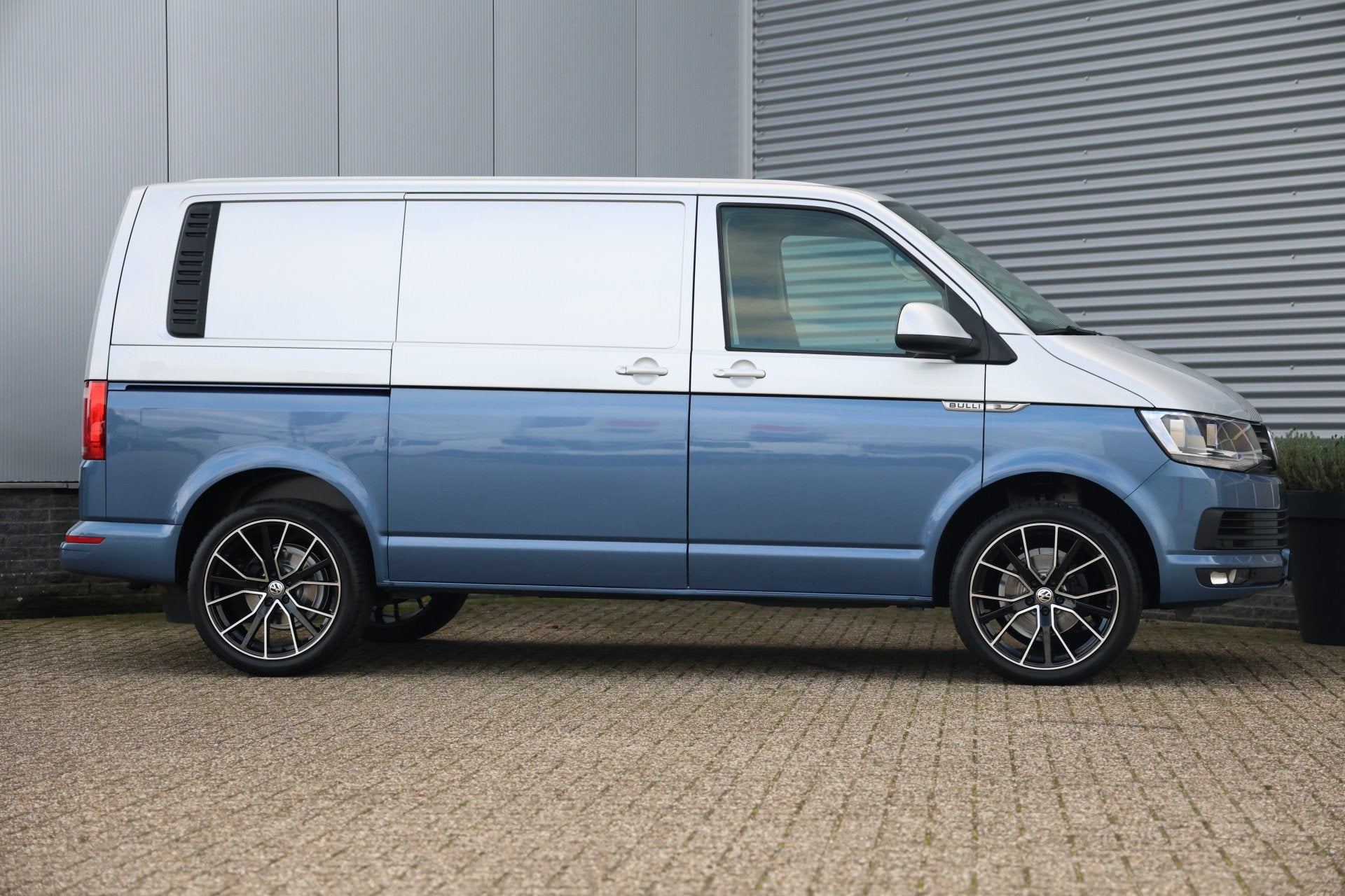 Volkswagen Transporter 2.0 TSI L1H1 Bulli Benzine Two tone|S, Auto's, Dealer onderhouden, Stof, Gebruikt, 4 cilinders