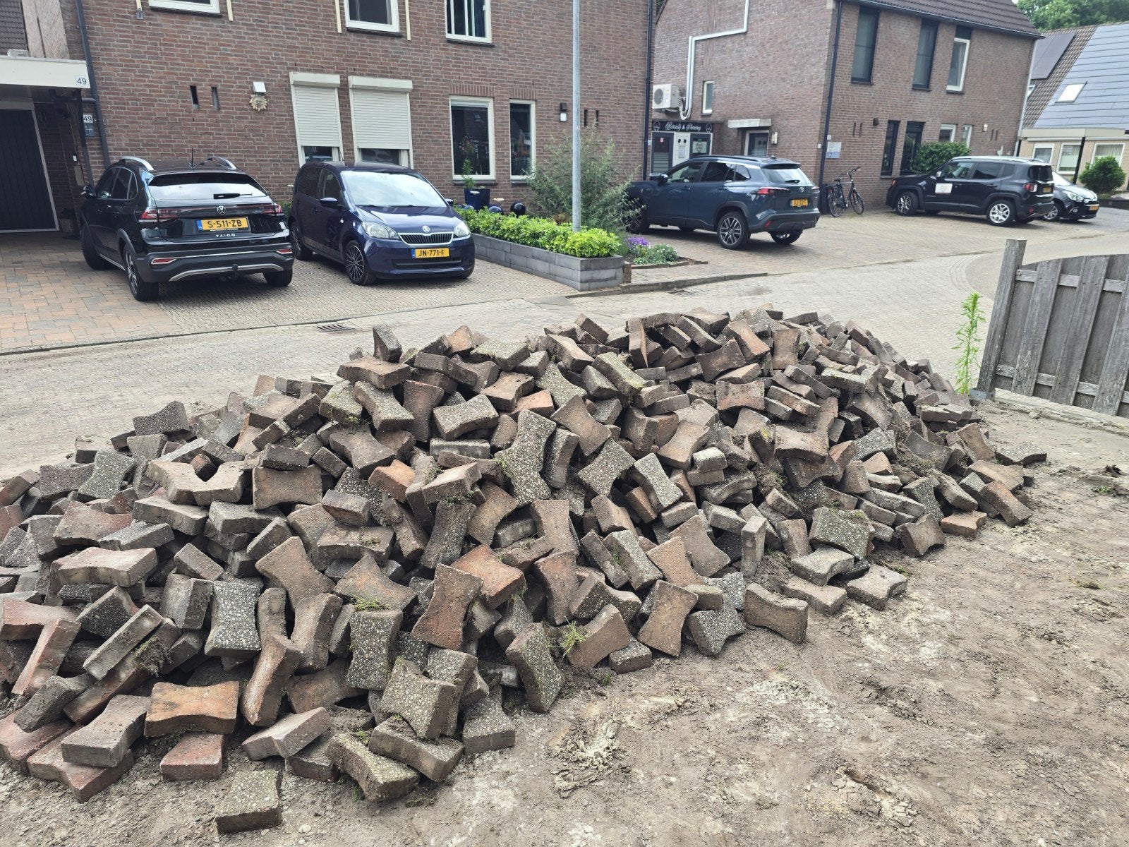 Gratis ongeveer 80a85m2, Ophalen of Verzenden, Beton, Klinkers