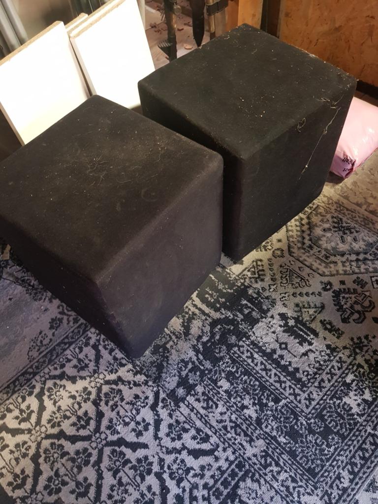 Twee stuks voetenbank Gratis., Huis en Inrichting, Banken | Voetenbanken en Poefen, Ophalen, Rechthoekig, 50 tot 75 cm