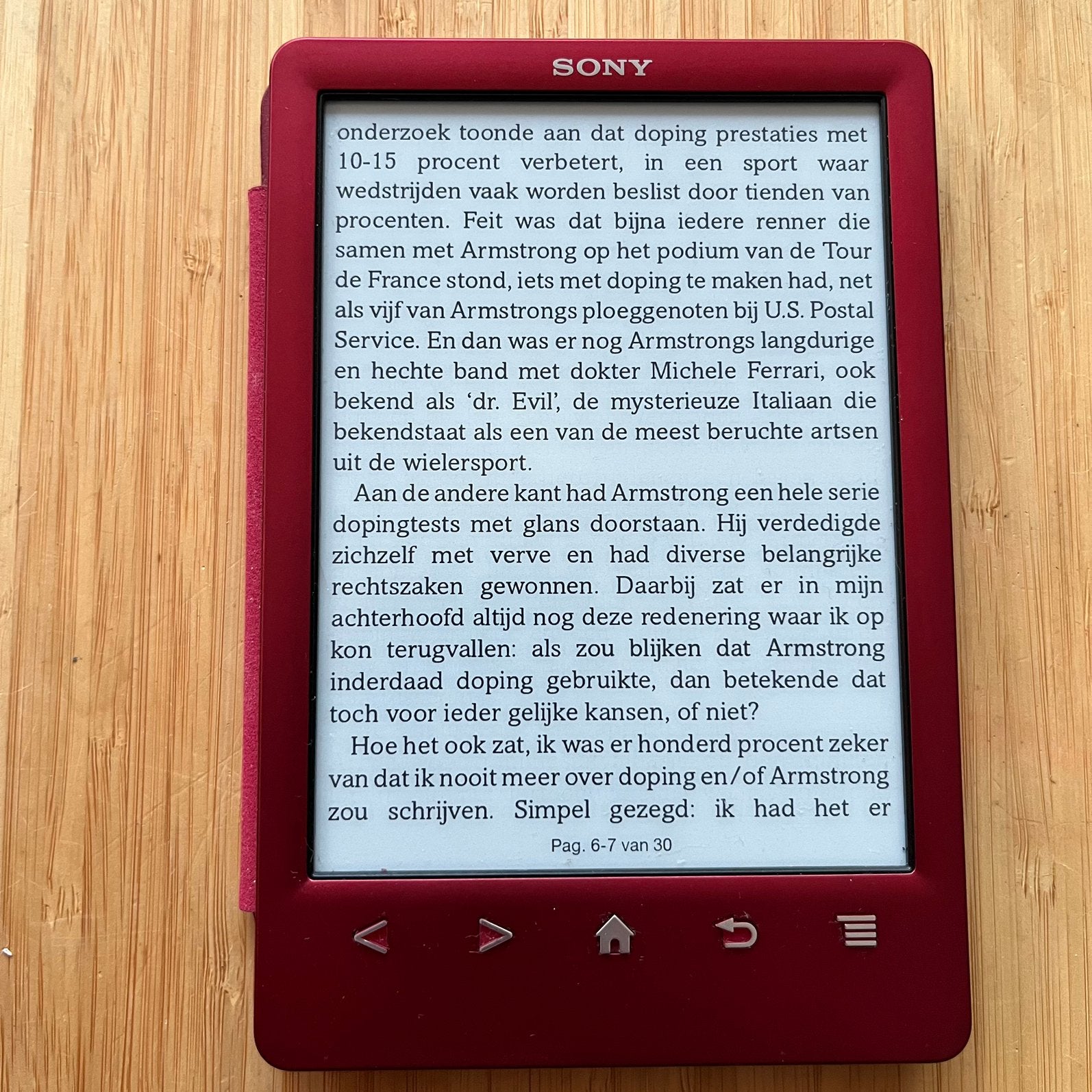 Sony Reader PRS-T3 E-reader – Rood/Bordeaux –ingebouwde hoes, Ophalen of Verzenden, Gebruikt, Touchscreen