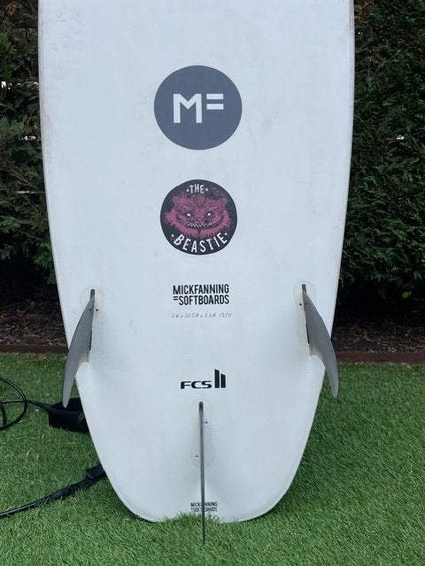 Surfplank: MICK FANNING ‘THE BEASTIE’ 7'6'' SURFBOARD, Watersport en Boten, Golfsurfen, Ophalen, Zo goed als nieuw, Longboard
