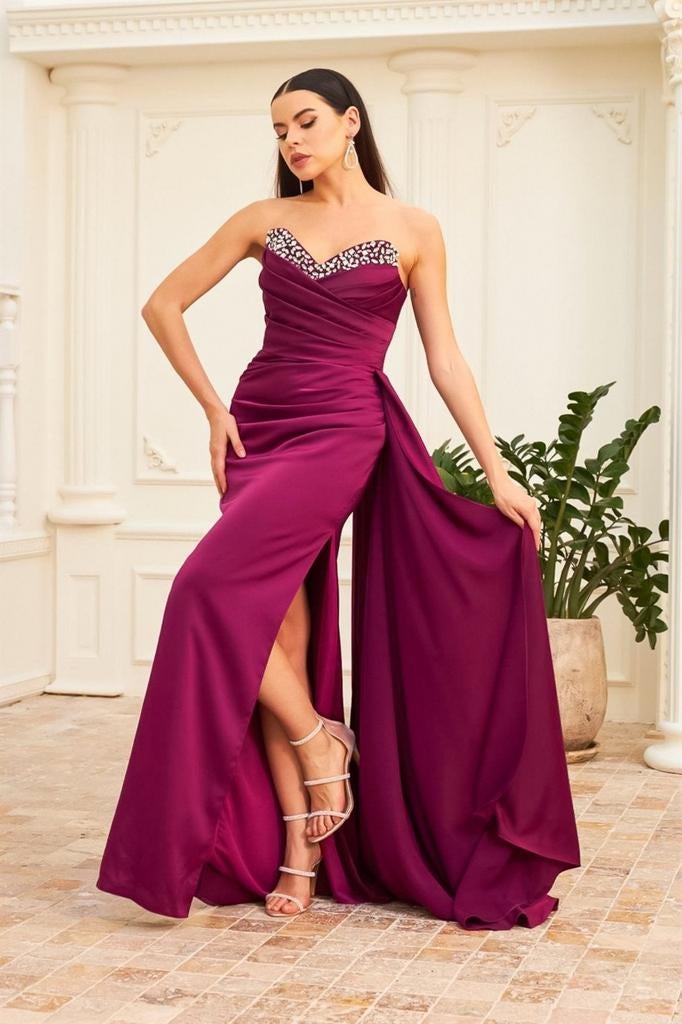 Beautiful purple evening dress with rhinestone details, Maat 38/40 (M), Paars, Ophalen of Verzenden, Onder de knie