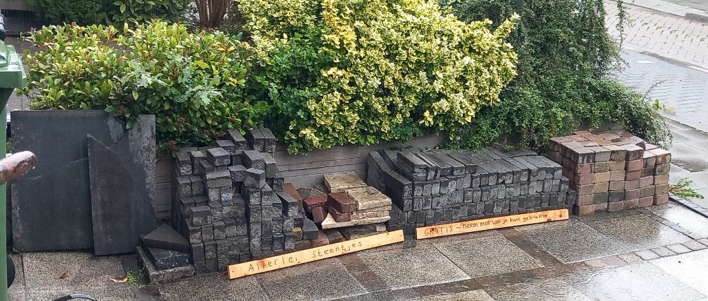 Gratis - stenen/klinkers, Tuin en Terras, Ophalen, Gebruikt, Beton, Klinkers