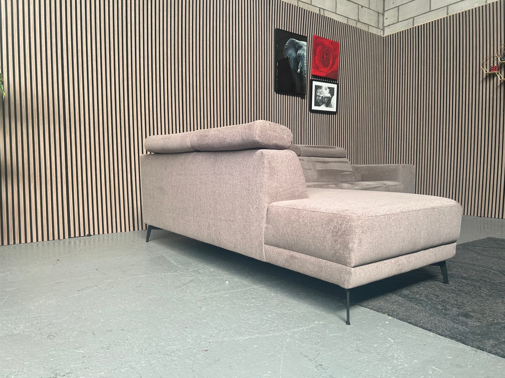 GRATIS LEVERING BRUIN SUEDE HOEKBANK 250X208 GEREINIGD, 250 tot 300 cm, Hoekbank, Ophalen of Verzenden, Zo goed als nieuw