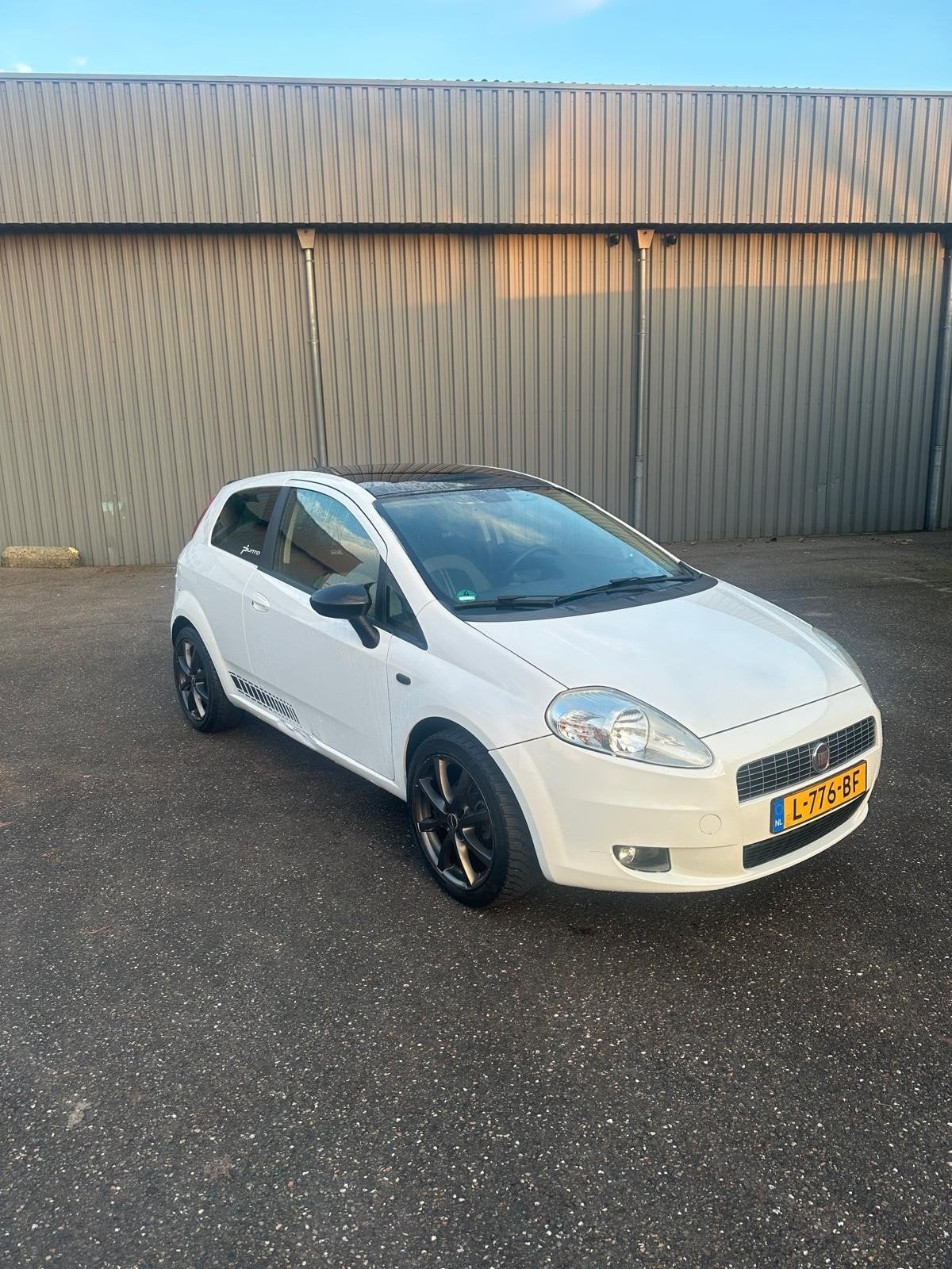 Fiat Punto 1.4 3DR 2009 Wit, Auto's, Voorwielaandrijving, Stof, 40 €/maand, Zwart