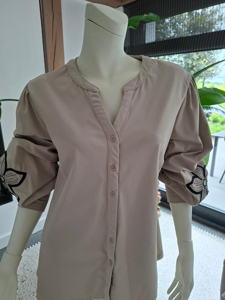 Taupe beige blouse top bloem borduursel xxl 44 travelstof, Triple Nine, Beige, Maat 42/44 (L), Nieuw