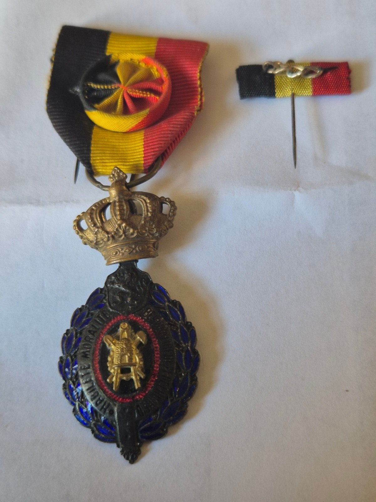 Belgische medaille met boton in originele verpakking, Verzamelen, Ophalen of Verzenden