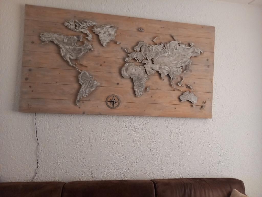 Wereldkaart op hout, Ophalen