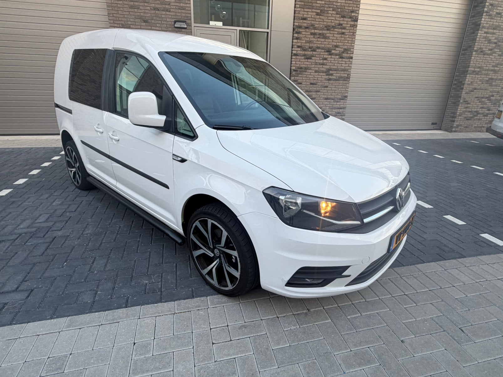 Volkswagen Caddy 2.0 TDI Autom Euro6 Leer Nav Trekhaak marge, Dealer onderhouden, 4 cilinders, 700 kg, Volkswagen