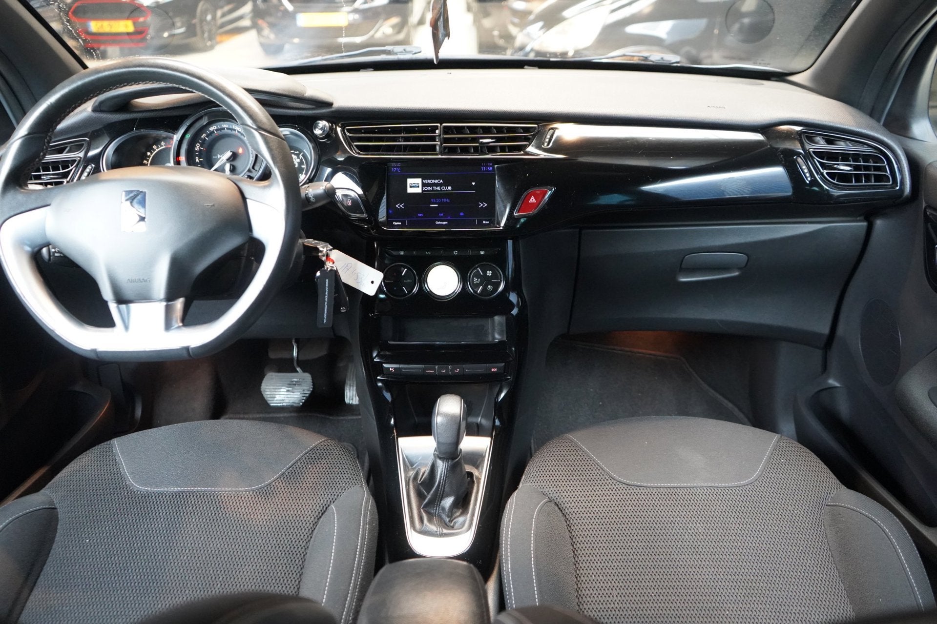 DS 3 1.2 PureTech So Chic | AUT | CRUISE | PDC | AIRCO | ELE, Auto's, Stof, Gebruikt, Euro 6, 1199 cc