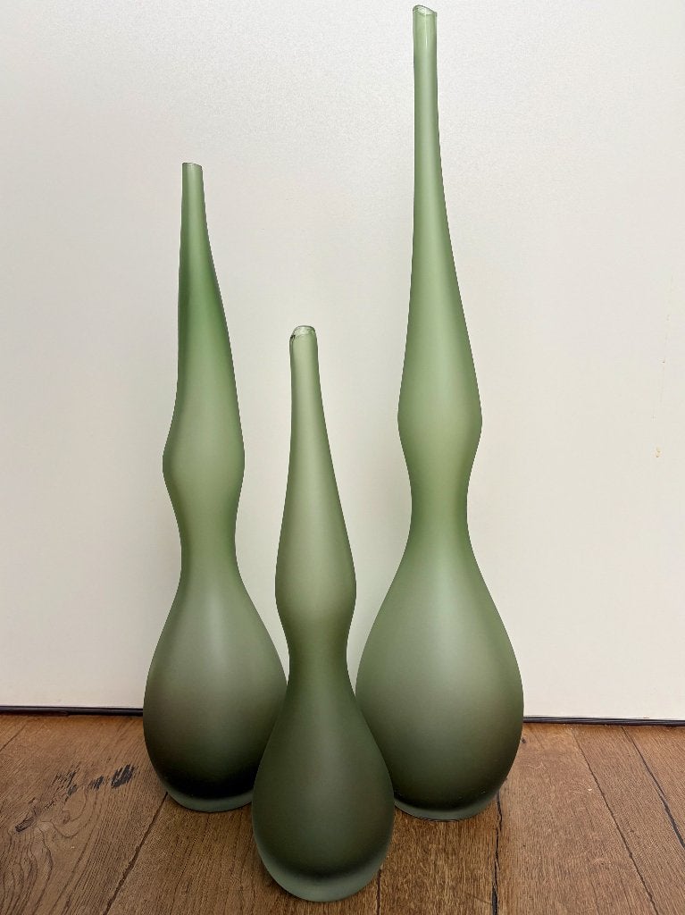 3 moderne, muntgroene, matglazen siervazen (64 hoog), Ophalen of Verzenden, Zo goed als nieuw, Groen, Glas