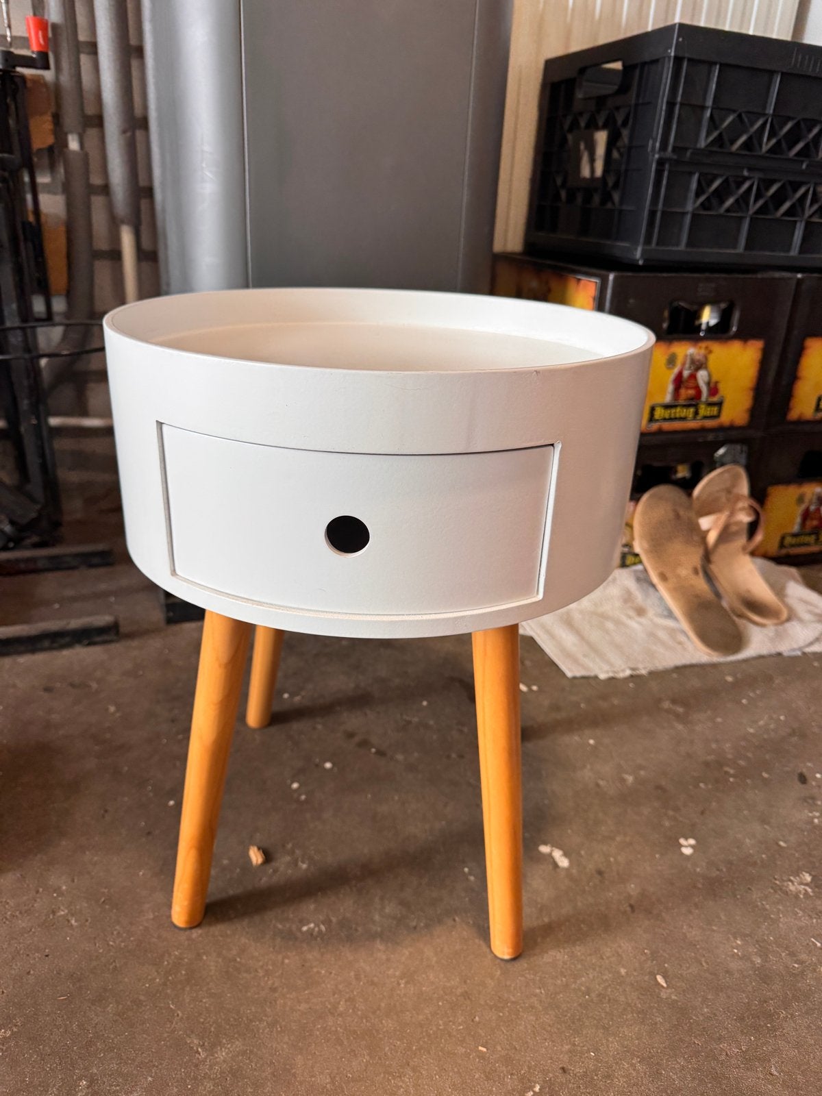 Rond wit nachtkastje/bijzettafel met lade en houten poten, Huis en Inrichting, Tafels | Bijzettafels, Minder dan 55 cm, Gebruikt