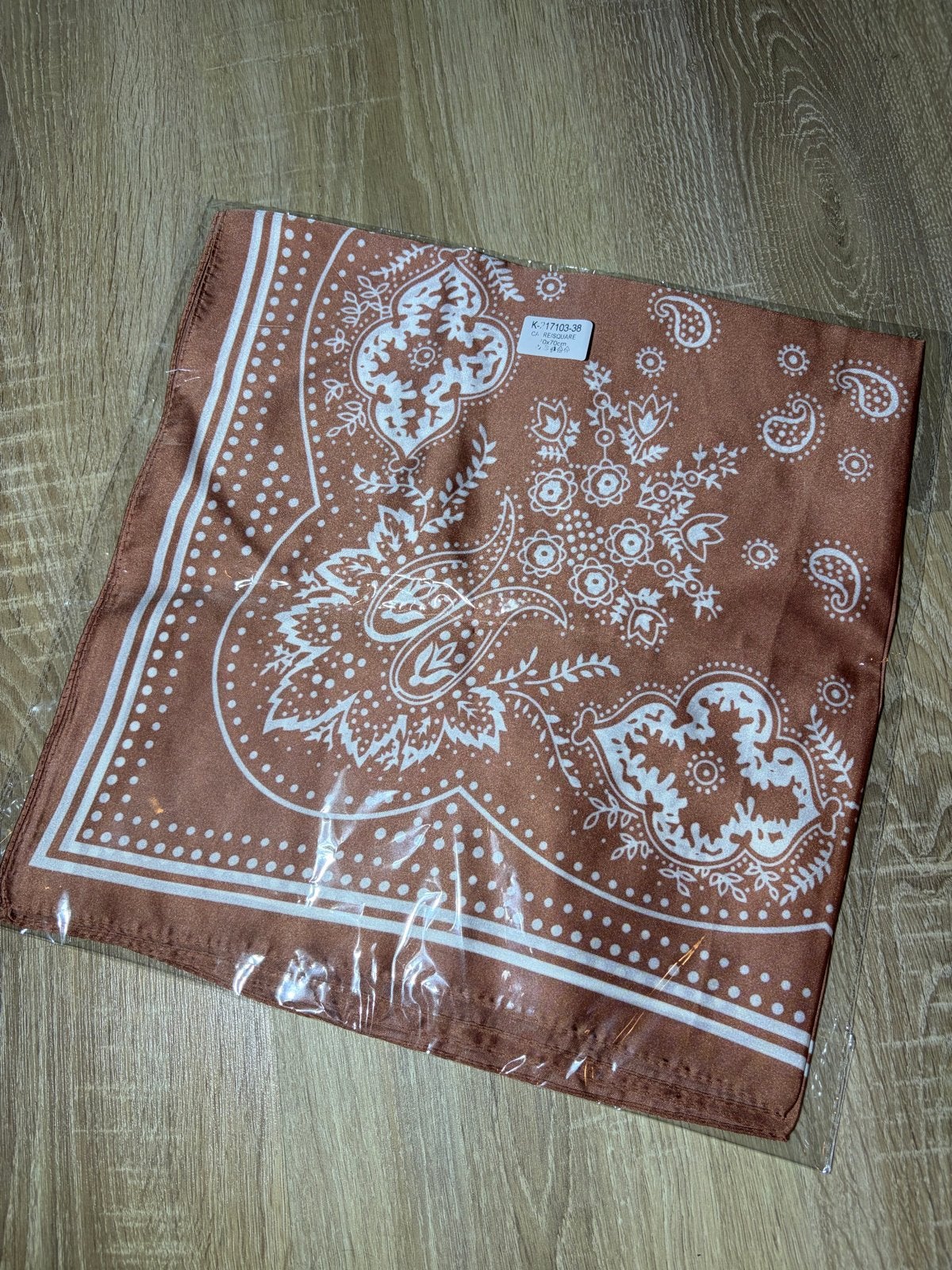 Dames Sjaal Bruin Paisley Patroon 70x70cm nieuw ongedragen, Ophalen of Verzenden, Nieuw, Sjaal