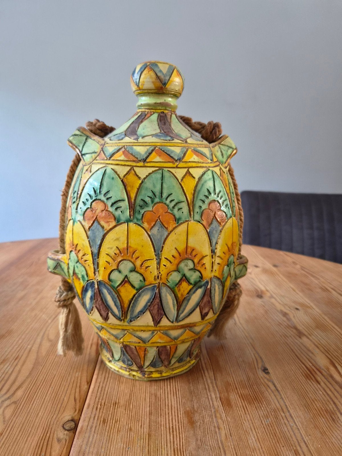 Aardewerk kruik Faenza Italië met handgeschilderde decoratie, Ophalen of Verzenden