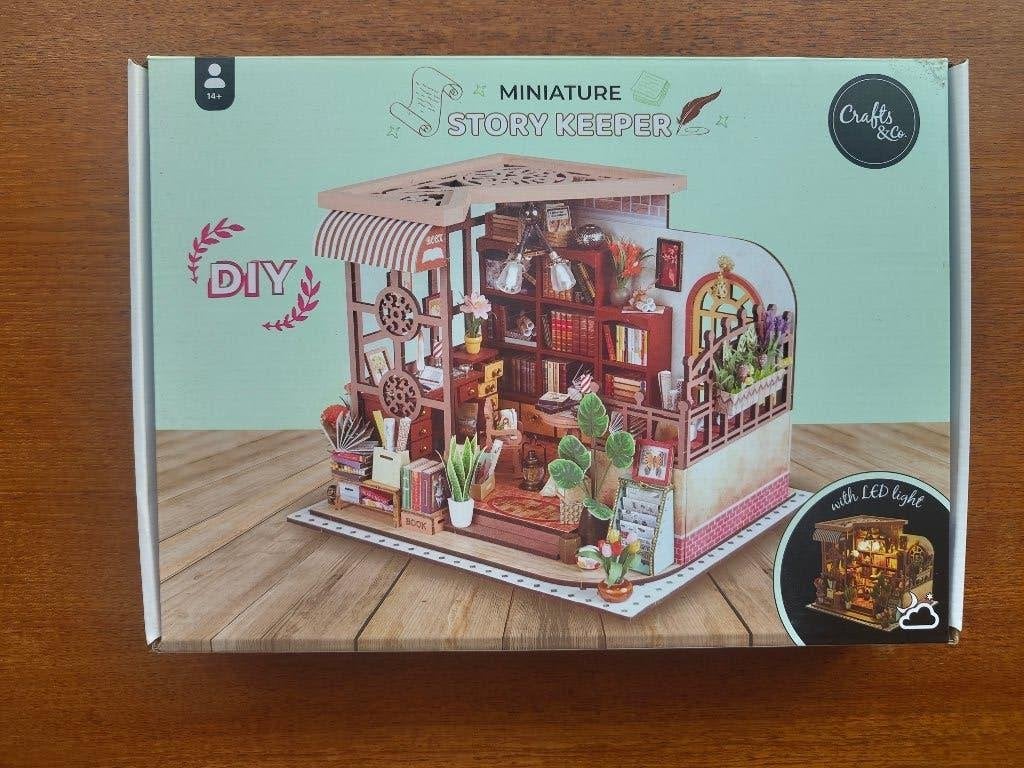 DIY miniatuur bouwkit - Story Keeper bouwpakket met LED, Verzenden, Gebouwen, Nieuw, Overige merken