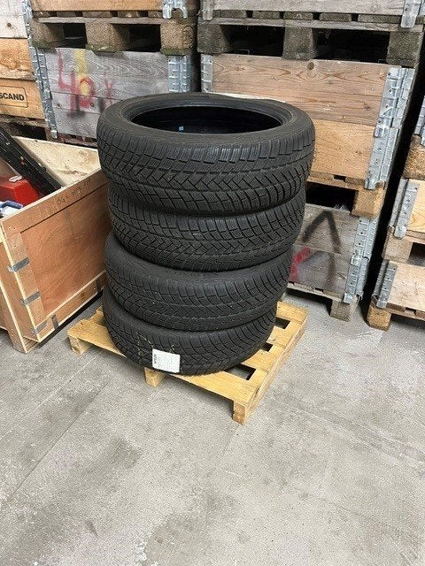Set van 4 nieuwe Vredestein winterbanden 205/55 R19, Nieuw, Band(en), Personenwagen, Ophalen
