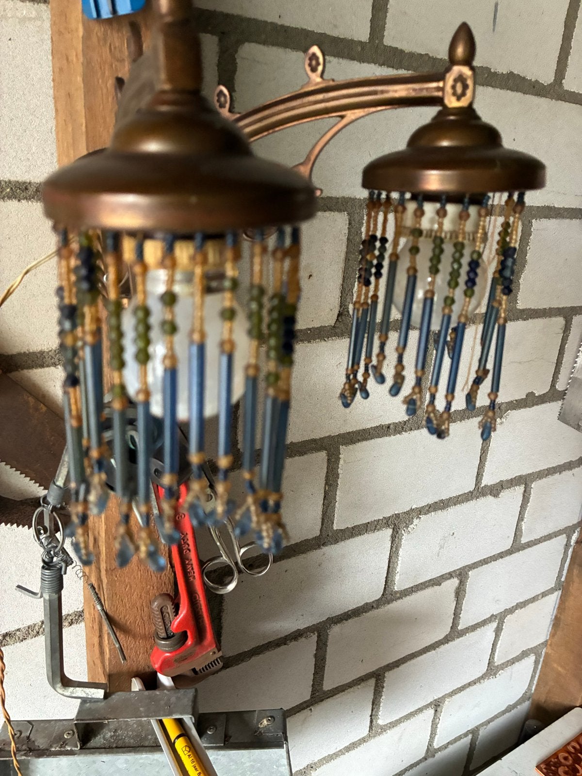 Wandlamp met kralen en koperen afwerking, Antiek en Kunst, Ophalen