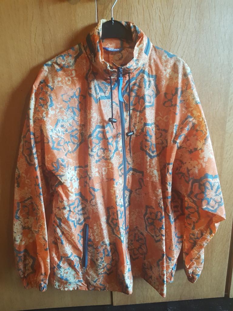 Oranje Decathlon regenjas met capuchon - maat XL, Maat 46/48 (XL) of groter, Oranje, Ophalen of Verzenden, Zo goed als nieuw
