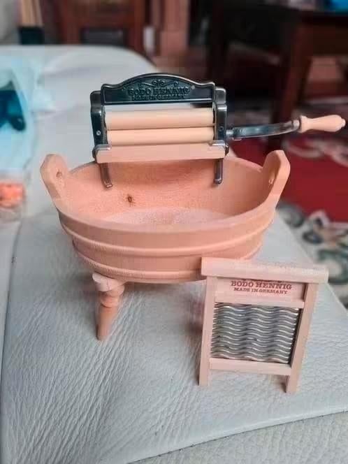 bodo hennig miniaturen wastobbe met wringer en wasbord, Verzamelen, Ophalen of Verzenden, Zo goed als nieuw, Poppenhuis